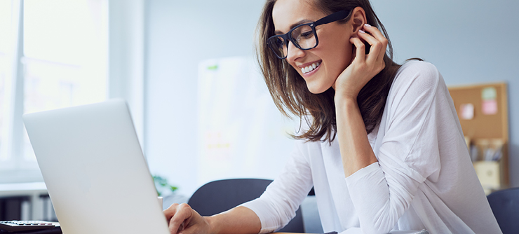 Woman in front of a computer for an info session